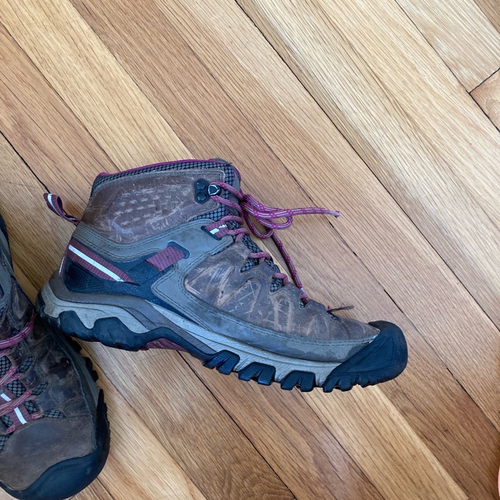 Keen leather hiking boots with Pink fabric accents great Ankle Support